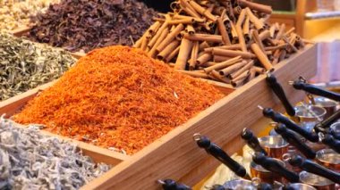 İstanbul 'da çeşitli baharatlar var. 