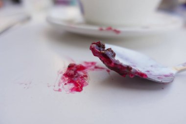 Yemekler kahvaltı masasına döküldü.