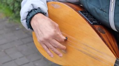  Erkekler geleneksel müzik enstrümanı Türkçe saz çalıyor .