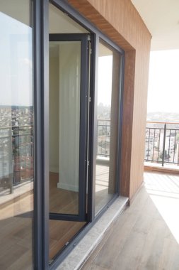 Renkli camlı modern ofis binası. Şehir mimarisi. Yüksek kalite fotoğraf