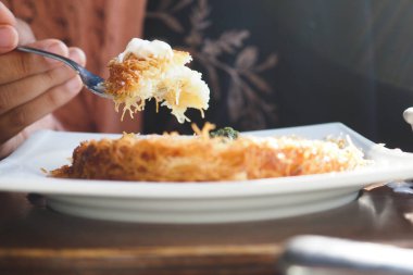 Türk tatlısı, kunafa, şam fıstıklı kadayif. .