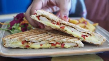  Kadın, jambonlu, peynirli, domatesli sandviç seçiyor.,,.