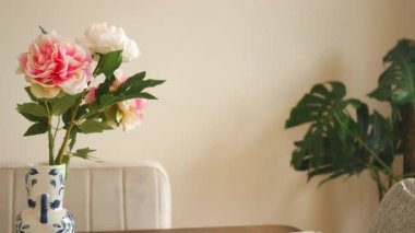 Canlı çiçekler ve yemyeşil yeşil rahat bir evde huzur verici bir atmosfer yaratır.