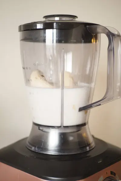 stock image A blender with creamy milk and ice cream, ready to make a delicious and refreshing smoothie