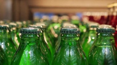 Markette, buzdolabında canlandırıcı ve canlandırıcı içecek seçenekleri sunuluyor.