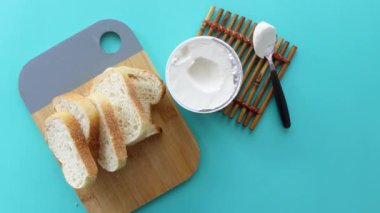 Lezzetli bir ziyafetle bir dilim taze ekmeğin tadını çıkarın. Kahvaltı ve atıştırmalıklar için mükemmel.