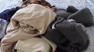 Sabahın köründe dağınık yatak, uyandıktan sonra dağınık yatak. .
