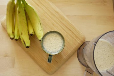  Sabahları masada bir bardak süt ve muz. .