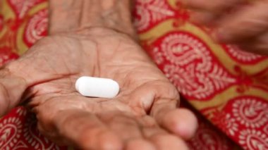 Son sınıf öğrencilerinin hap aldığı yakın plan. 