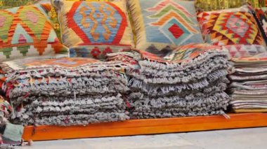 Geleneksel bir Türk Çarşısında renkli yastıklar satışa sunuldu