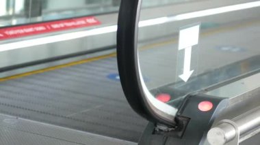 Bu, hareketli bir istasyonda yürüyen merdiven korkuluğunu gösteren bir manzara.