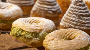 Bir pastanede çeşitli hamur işleri ve krema dolu ekler sergileniyor.