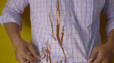 Gömlek, lekeyi çıkarmak için temizlenmesi gereken ketçapla lekelenmiş..