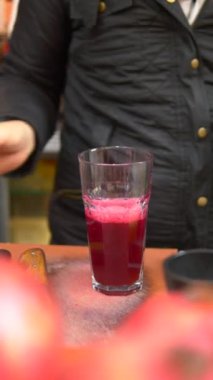 Bardaktaki canlı bir pancar suyu dikkatleri canlı ve enerjik bir şekilde çeker.