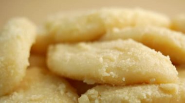 Masadaki bir kasede Hint tatlısına yaklaş, Halua. 