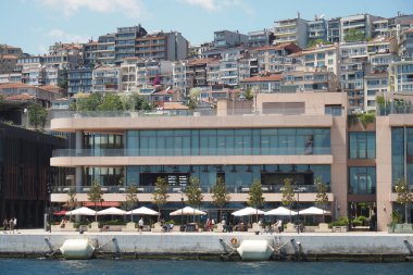 Türkiye istanbul 19 Haziran 2023. Galataport İstanbul. Yürüyen insanlarla Galataport manzarası.