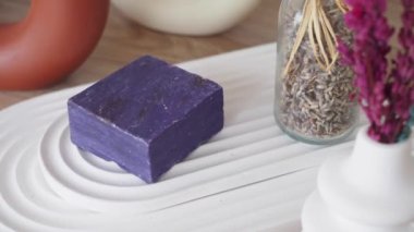 Masada ev yapımı sabun ve lavanta çiçeği var. .
