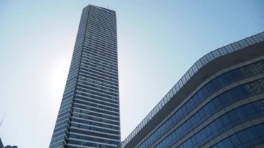 İstanbul finans bankasının mavi gökyüzüne düşük açılı görüntüsü .