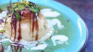  Masadaki tabakta karamel kremalı puding. ,