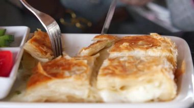 Geleneksel Türk Mutfağı Pastaları tabakta borek ,