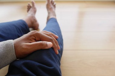 Diz eklem ağrısı çeken adama yaklaş..