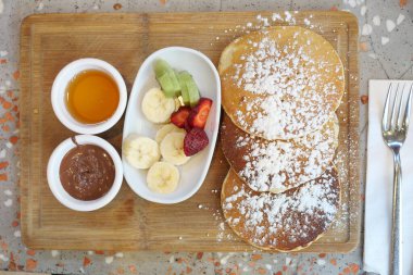 Muz ve çilekli krep. .