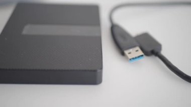 bir dizüstü bilgisayardaki harici sabit disk .