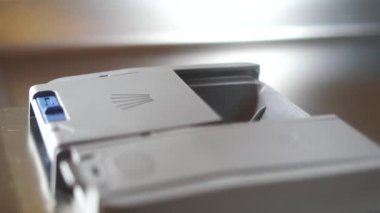 Bulaşık makinesi için bir sabun makinesi kullanıyor..