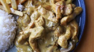 Tereyağlı tavuk, baharatlı tavuk ve pilav.