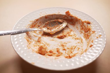 Çatallı boş bir tabak...