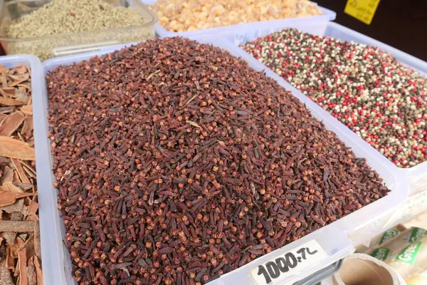 Renkli ve canlı bir aromatik baharat dizisi pazarda satılık kutularda güzelce sergileniyor.