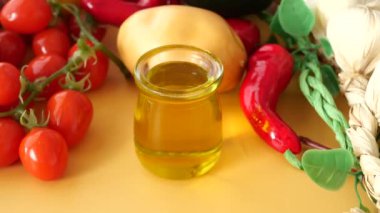 Zeytinyağı, domates ve baharat gibi canlı malzemeler lezzetli yemekler için gereklidir.