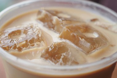 Buzları bir bardak kahveye doldur.