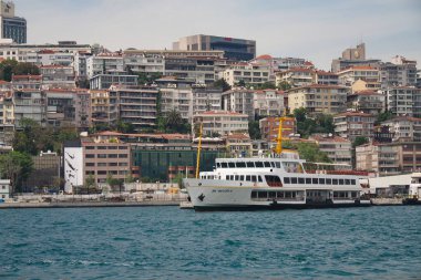 Türkiye İstanbul 18 Temmuz 2023. Boğaz 'da nakliye feribotu. Feribot yolcu taşır..