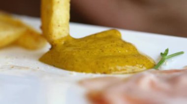 Keskin hardallı, çıtır çıtır, altın patates kızartması. Lezzetli bir aperatif için mükemmel.