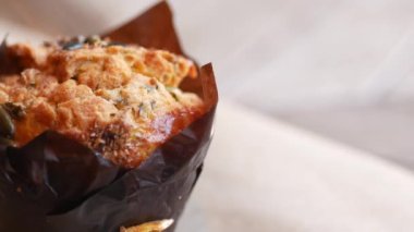 Siyah Masadaki Keklerin Kapanışı