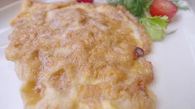 Sade yumurtalı omleti tabağa koy. ,