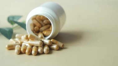 Bitkisel ilaç kapsülü bir konteynırdan döküldü. .