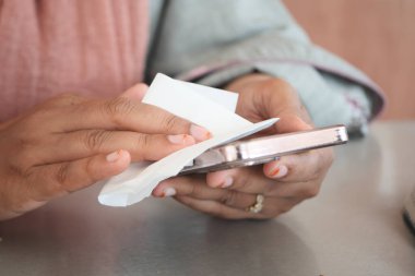 Adam el temizleme cep telefonu görüntüsü