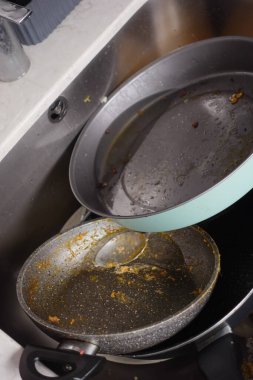 Kirli bulaşıklar lavaboda.