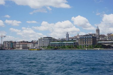 Türkiye istanbul 19 Haziran 2023. Galataport İstanbul. Yürüyen insanlarla Galataport manzarası.