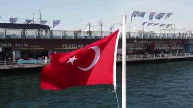 Türk bayrağı taşıyan bir tekneden izlendi ,
