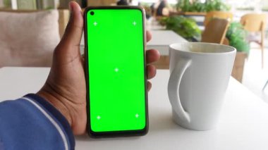 Akıllı telefon kullanarak genç adamın elini kapat.