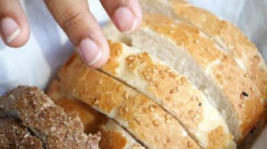 Kadın el penası pişmiş çörekler masada .