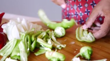 Kadınlar doğrama tahtasıyla kapsiyum kesiyorlar. ,