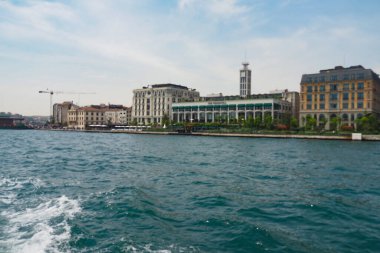 Türkiye istanbul 19 Haziran 2023. Galataport İstanbul. Yürüyen insanlarla Galataport manzarası.