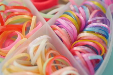 Parlak renkli lastik bantlar çeşitli zanaat faaliyetleri için bir konteynırda düzenlendi