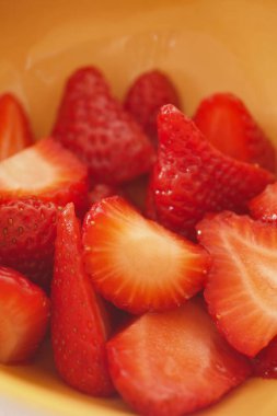  Masadaki kasede olgun kırmızı çilekler. .