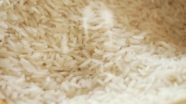 İşte size pişirilmemiş beyaz pirinç tanelerinin güzelce bir araya getirildiği detaylı bir manzara.