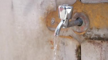 Su musluğundan su damlası.